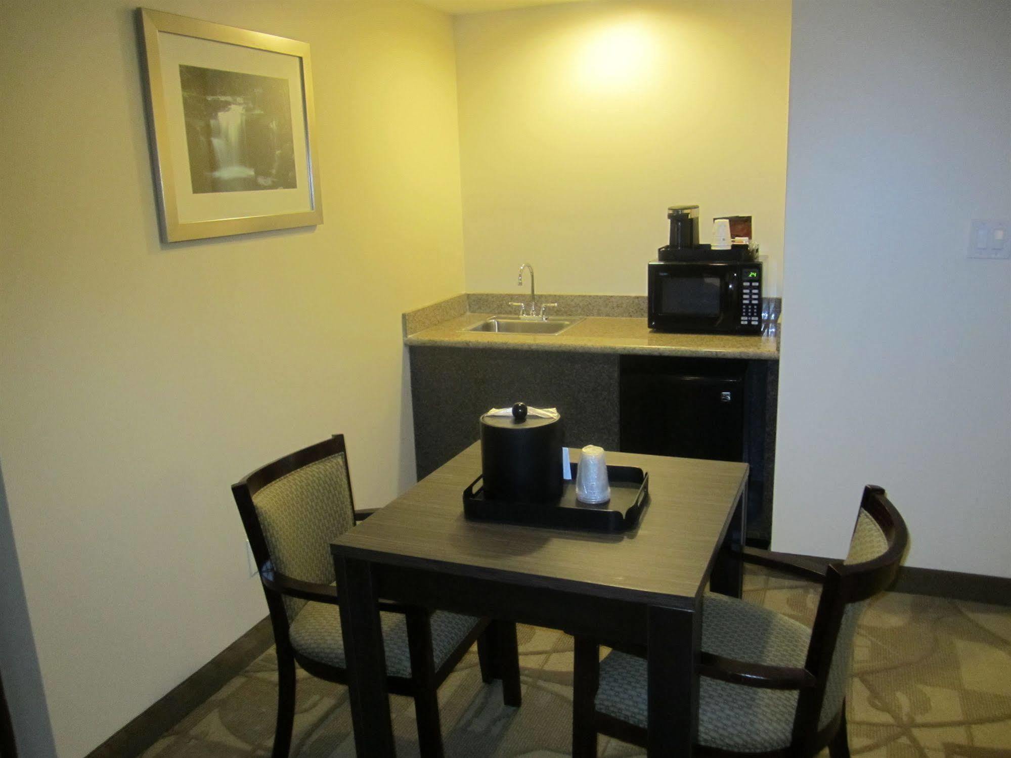 Best Western Plus The Inn & Suites At The Falls Poughkeepsie Dış mekan fotoğraf
